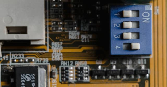Kurs elektroniki: Jak zacząć naukę i co warto wiedzieć o podstawach? Kurs elektroniki: Jak zacząć naukę i co warto wiedzieć o podstawach?